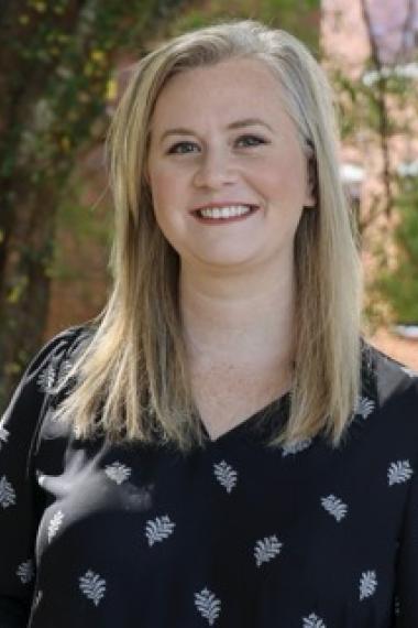 Holly Henning headshot